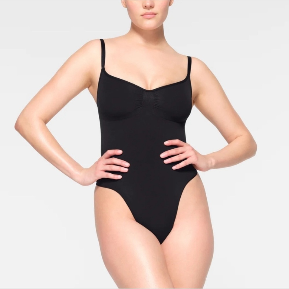 NWOT SKIMS Sculpting (G21)  Thong Bodysuit new Shapewear M